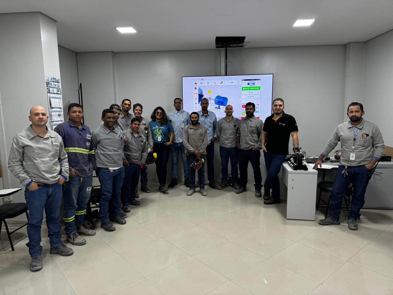 Turma capacitada em manutenção mecânica de precisão