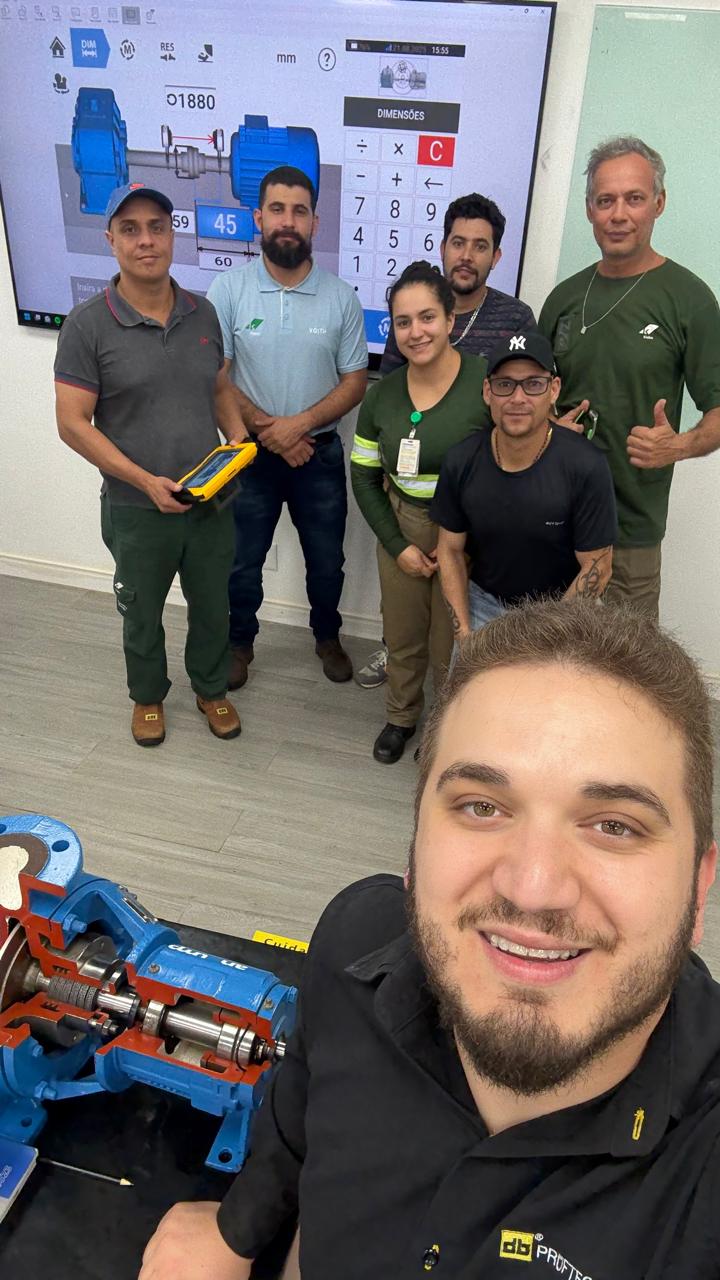Treinamento com bancada didática e bomba de processo