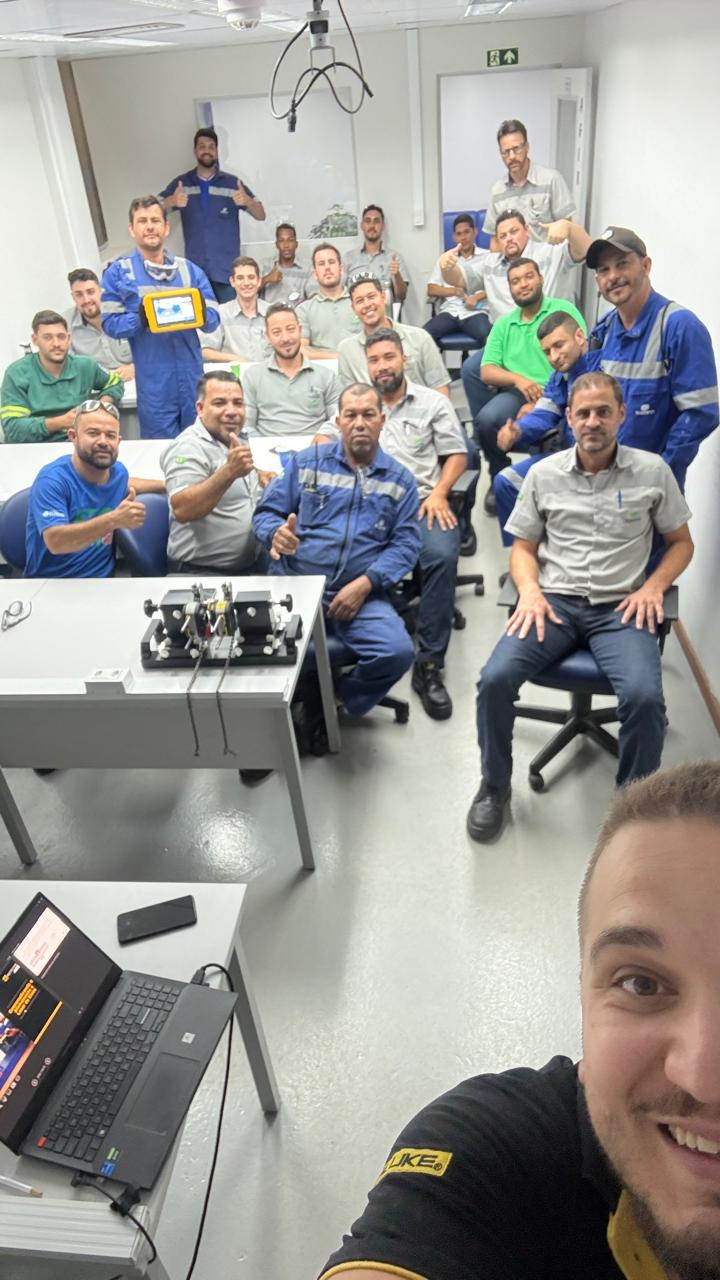 Aula prática com bancada de alinhamento