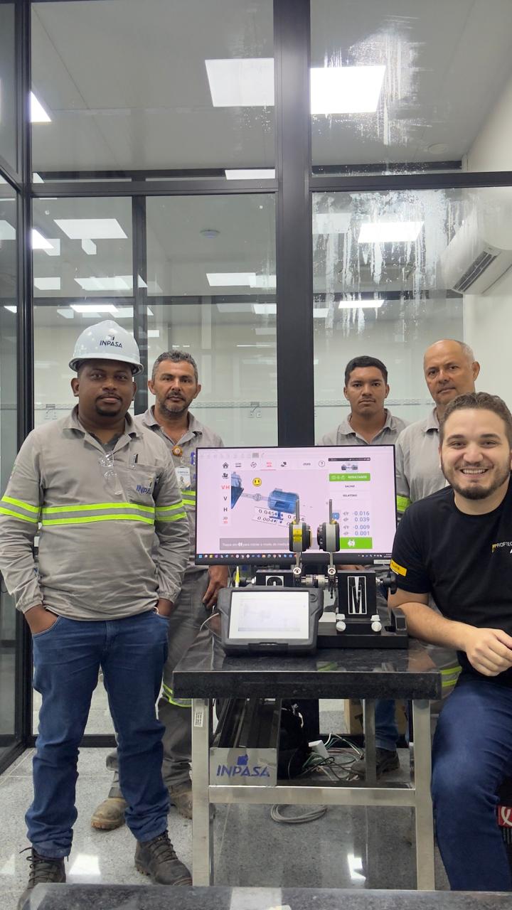 Aula prática com bancada e máquinas rotativas