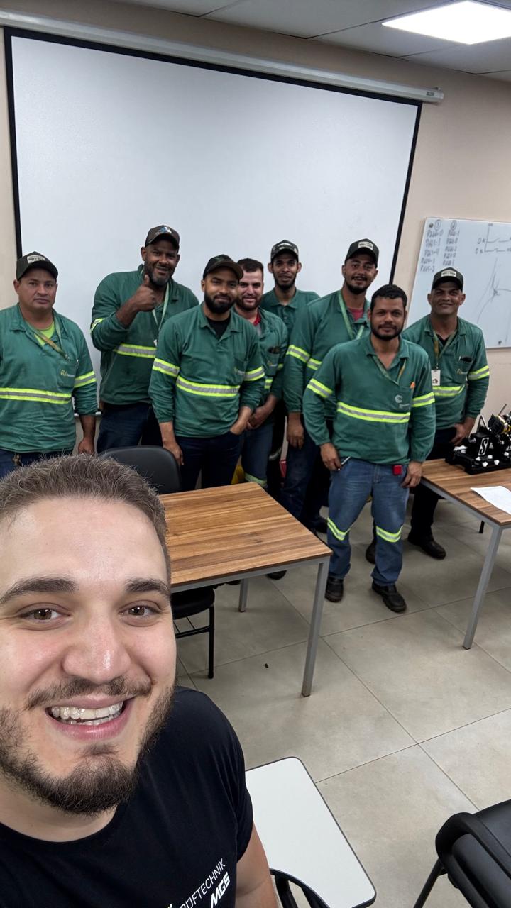 Turma de manutenção mecânica capacitada